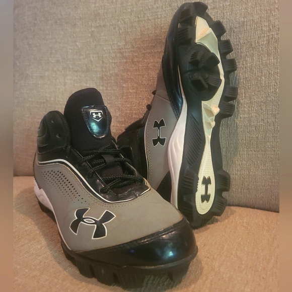 Under Armour Other - ⚾ Under Armour Kids LEADOFF IV Mid Rubber Baseball Cleats Grey Black *sz 2.5*